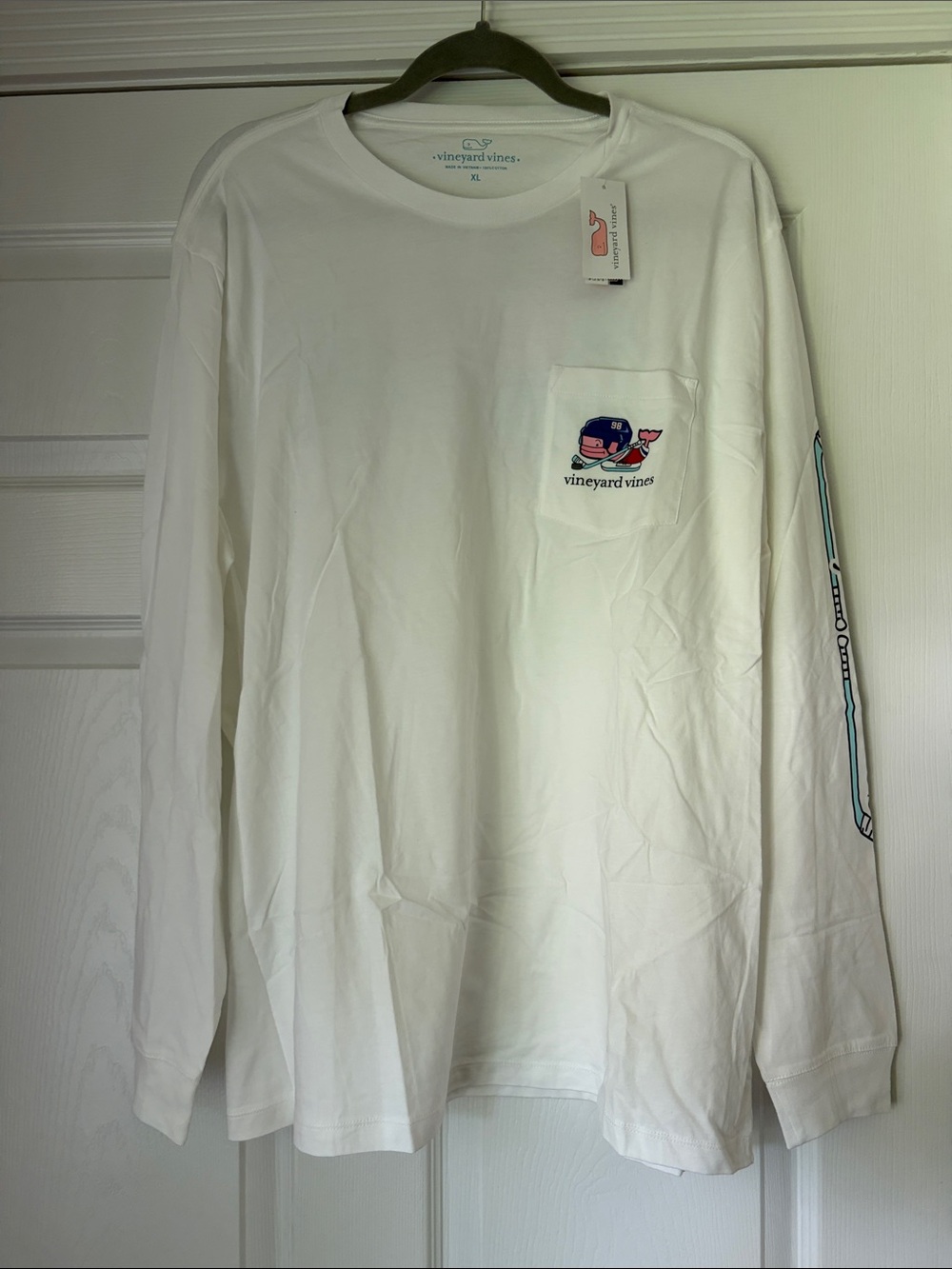 Final sale-nwt-Vineyard Vines White LongSleeve Pocket Tee with Whale Graphics